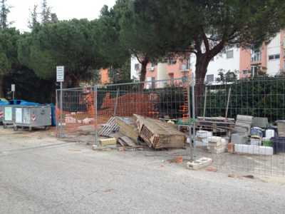 Campus, studenti sommersi da immondizia e rifiuti
